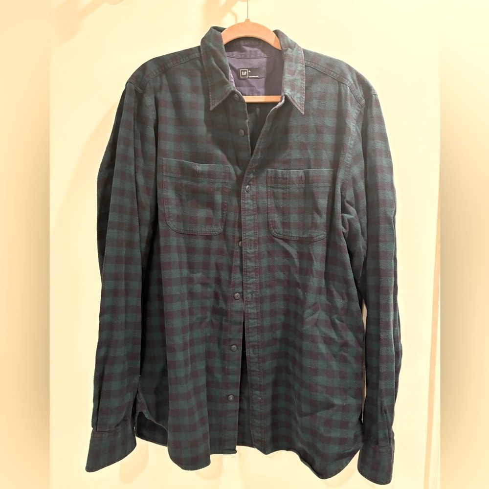 Men’s GAP flannel navy/green button down. Size XL